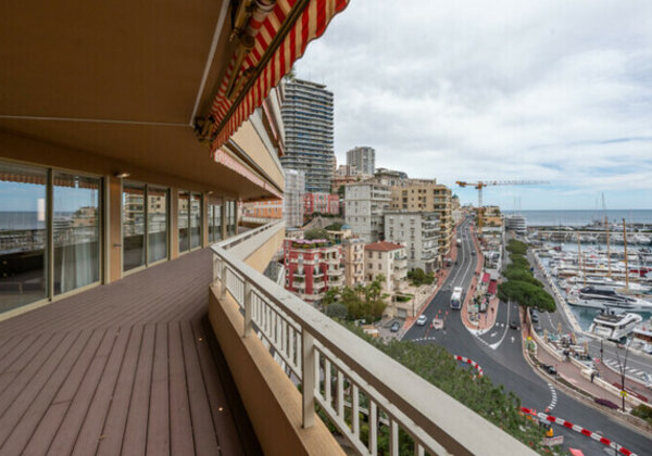 APPARTEMENT DE LUXE / Étage entier dans un grand immeuble surplombant le port de Monaco