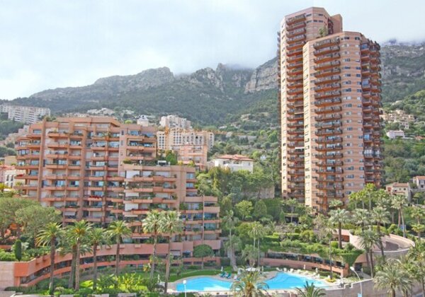 Charming Large Studio with Sea view – Parc Saint Roman