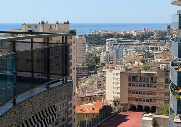 Studio rénové au haut étage avec terrasse à Annonciade