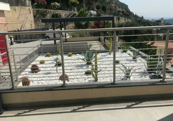 ROQUEBRUNE-CAP-MARTIN / 4 PIECES avec 2 parkings / vue mer